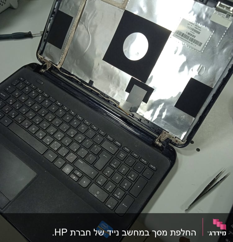 מחשב נייד פתוח עם מסך מפורק ומקלדת גלויה